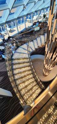 No MSC World America, famosa escada de Swarovski na exclusiva área Yatch Club