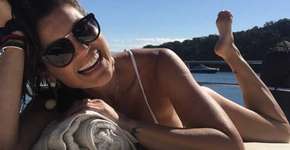 Que diva! Flávia Alessandra exibe maiô tendência para o verão