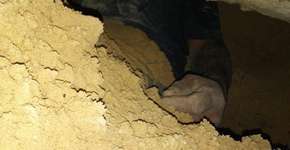 Homem fica preso em buraco que ele mesmo fez para espionar a ex