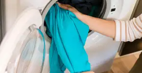 O melhor horário para economizar energia na máquina de lavar roupa