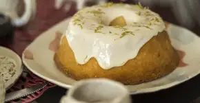 Este bolo de limão é tão fácil que parece mágica – e delicioso!