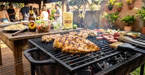 Não é sal nem limão: o segredo para deixar o frango grelhado mais suculento