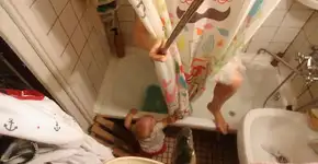 Mãe registra seu dia a dia com bebê usando pau de selfie