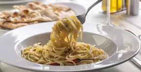 Este macarrão alho e óleo com parmesão vai te salvar em dias corridos