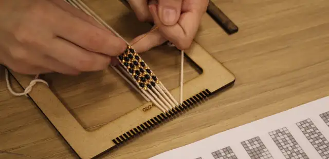 ‘Tecer-Programar’: Oficina de tecelagem com miçangas