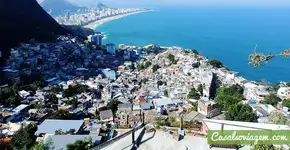 Uma trilha no Morro Dois Irmãos, na favela do Vidigal
