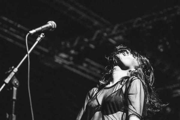 Salma Jô, da banda Carne Doce