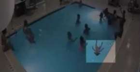 Vídeo: Criança se afoga por 4 minutos e ninguém percebe