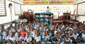 Tijolo de plástico reciclado ajuda a sanar problema educacional