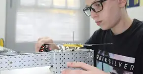 Garoto de 13 anos cria calibrador que mede batimentos de bebês