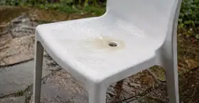 Para que serve esse furo redondo que tem no meio da cadeira de plástico?