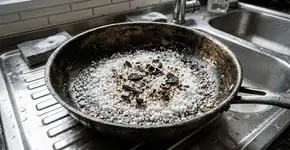 Aprenda a limpar o fundo da panela queimada com sal grosso pra não precisar ficar horas esfregando com palha de aço