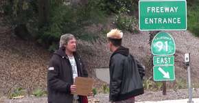 Homem dá $100 de esmola para mendigo e o segue para saber o que ele faz com o dinheiro