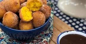 Bolinho de chuva de cenoura com calda de brigadeiro mole