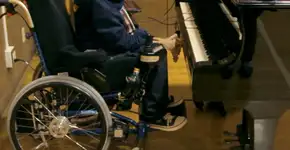 Dispositivo permite que garoto com deficiência toque piano com os olhos