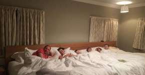 Este casal dorme com os 4 filhos em cama de 5 metros