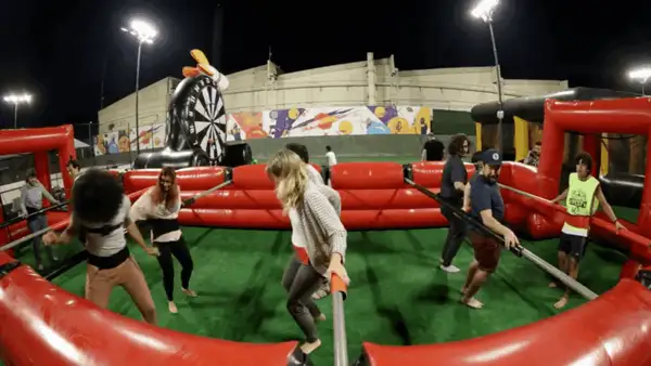 O Pophaus é um espaço de lazer com brinquedos radicais para os adultos brincarem para valer