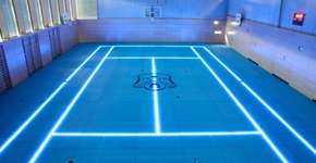Com luzes de LED, quadra poliesportiva muda as marcações de acordo com o esporte