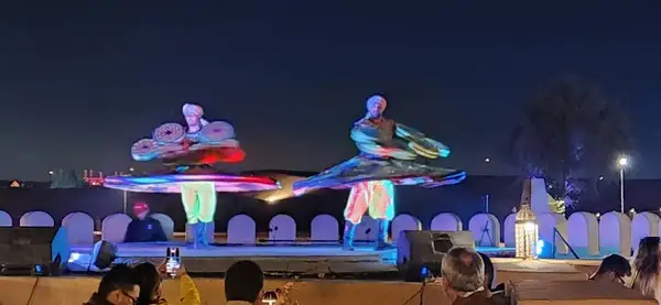 Durante o jantar ocorre algumas shows de dança