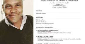 Rapaz se oferece para fazer currículo para homem analfabeto