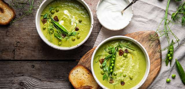 Este creme de ervilha com bacon vai fazer você repetir o prato sem culpa