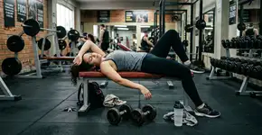 Sem pesos ou corrida: segundo um estudo, esse tipo de exercício melhora o sono mais do que caminhar ou fazer cardio