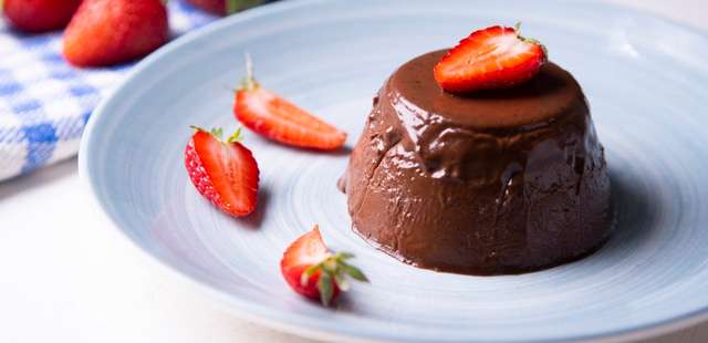 A receita perfeita de flan de chocolate que derrete na boca