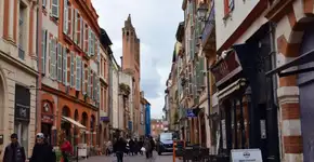 Sempre sonhou em viajar para França? Saiba como se programar