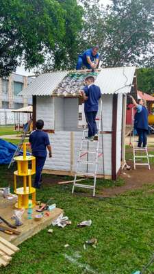 Alunos construindo a biblioteca