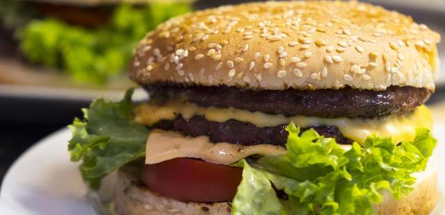 Hambúrguer caseiro para a garotada; veja como fazer