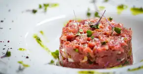 Faça steak tartar clássico com sabor de restaurante em 15 minutos