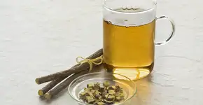 Foto: (chá de alcaçuz/istock)