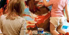 Mãe transforma pinturas de filhas em lindas obras de arte