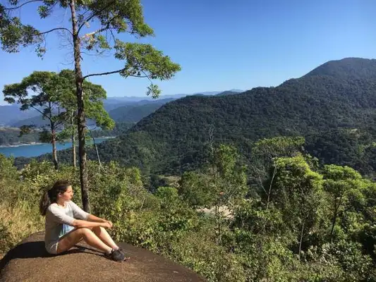 Do alto a gente vê primeiro o mar e depois o poço d’água com a água cristalina