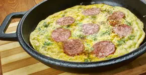 Um omelete de pizza surpreendente!