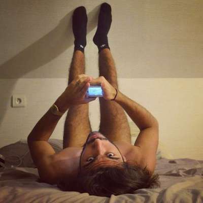 Os homens aparentam estar imitando algumas poses de mulheres nas fotografias (Imagem: Reprodução/BoredPanda)