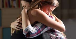 Terapeuta trata depressão com abraços e ganha R$ 240 por sessão