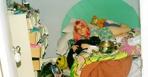 Ensaio fotografico retrata a bagunça do quarto de jovens garotas