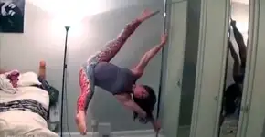 Com 9 nove meses, grávida impressiona praticando pole dance