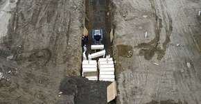 Mortos por covid-19 são enterrados em vala comum em Nova York