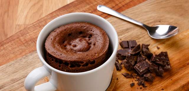 Brigadeirão de caneca: sobremesa rápida em 2 minutos