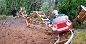 Avô engenheiro espacial constrói mini montanha-russa para netos