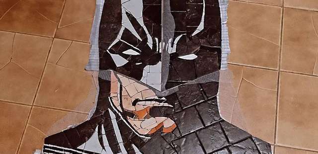 Mosaico Arteiro cria escultura do Batman com 2 mil cápsulas de café no Festival Grão & Torra