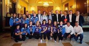 Este time feminino venceu um campeonato de futebol contra meninos