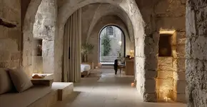 Hotel cinco estrelas na França preserva pedras antigas e quartos sem TV do mosteiro original