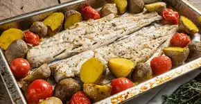 Almoço especial e saudável; veja como fazer um filé de peixe assado com legumes muito saboroso