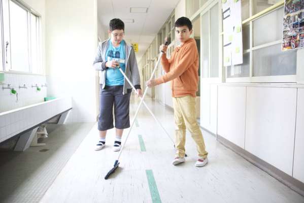 Nos colégios do país, não existem refeitórios e os alunos comem na própria sala de aula (Foto: Marcelo Hide / Fotos Públicas)
