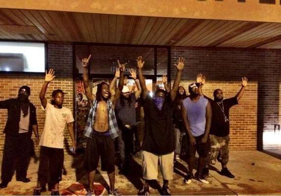 A comunidade de Ferguson, Missouri, se une para proteger lojas de saques. [2014]