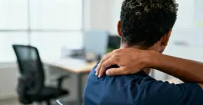 Seu pescoço dói depois do trabalho? Pode ser culpa de algo que você ignora