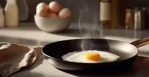 Meia colher de vinagre na frigideira transforma a textura do ovo frito completamente